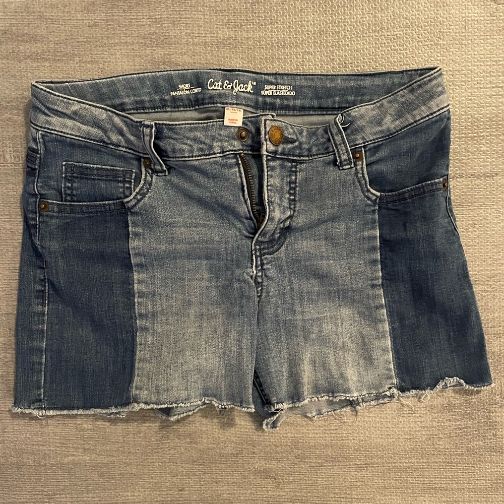 Cat & Jack Women’s Juniors jean shorts. Size XL 14/16